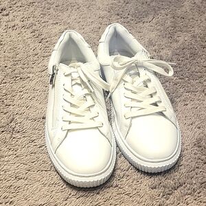 Steve Madden Mens size 8  dress sneaker. White